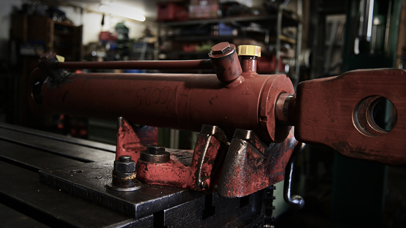 Vérin hydraulique en cours de révision